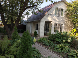 S Saunoj Vishnyovyij Sad Guest House