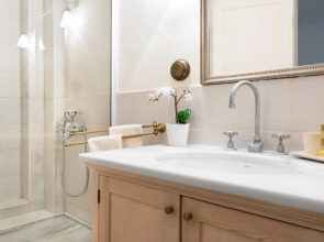 Adahan DeCamondo Pera, Autograph Collection