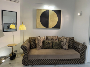 Апартаменты в современном стиле с камином