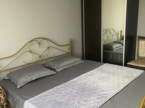 S Vidom Na More, Ozero I Park Flat