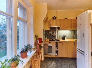 Квартира старинная мебель в лучах солнца