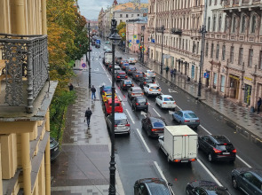 Апартаменты на Большом 13 Два Окна в Спальне