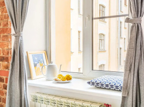 Апартаменты на Большом 13 Два Окна в Спальне