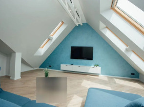 Квартира с Мансардными Окнами и Видом на Море