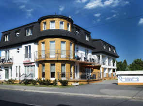 Aqua Sarvar Hotel