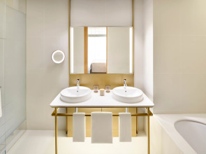 Отель Vida Creek Harbour