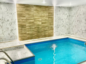 Alisa. Dom s basseynom i baney na drovakh Private house