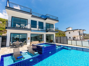 Modern Overlooking the Sea Villa