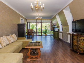 Trekhkomnatnaya S Balkonom Flat