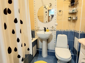 Апартаменты Квартира в центре с качелями на веранде рядом с колесом обозрения