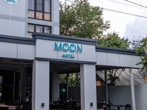 Отель Moon Hotel
