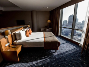 Parkside Hotel & Apartments