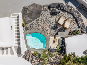 Parathira Cave Houses by Oia Villa