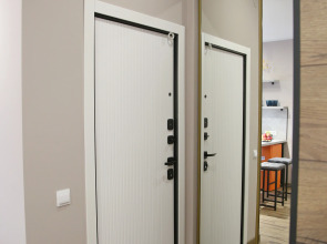 Апартаменты Уорхол - апельсин и капучино в интерьере с собственным двориком для BBQ в 10 минутах от центра