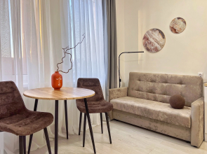 Uyutnaya studiya s novym remontom v ZhK London Park s vidom na gorod Flat