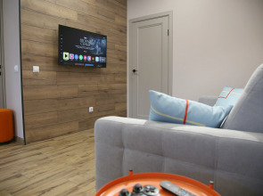 Апартаменты Уорхол - апельсин и капучино в интерьере с собственным двориком для BBQ в 10 минутах от центра