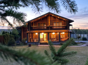 Uyutny dom v lesu u reki Private house