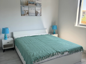 S Basseynom Na Beregu Morya Private House