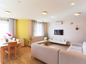 Апартаменты 4-комнатные HomeApart Сторожовская, 8