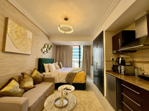 Апартаменты Cosmos Living Sleek and Stylish GCV2