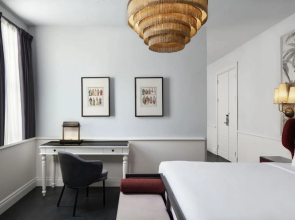 Adahan DeCamondo Pera, Autograph Collection