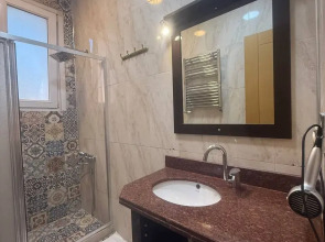 Апартаменты 3BR Flat Old Style 4AC Terrace, Metro