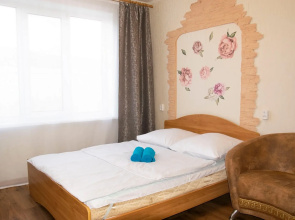 Trekhkomnatnaya Tsentr Krovat I Televizor V Kazhdoy Komnate Flat