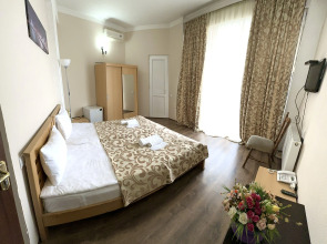 Отель Qeroli old town