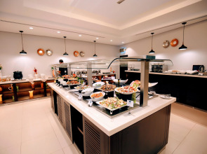 Holiday Inn Express Dubai Internet City an IHG Hotel