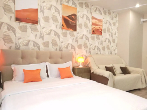 Studiya Uyutnaya V Oranzhevom Tone Flat