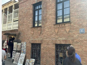 Апартаменты House near Gabriadze theatre