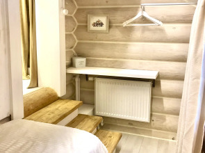 Шале на Скале с Видом на Озеро