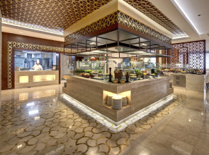 Отель Two Seasons Hotel & Apartments