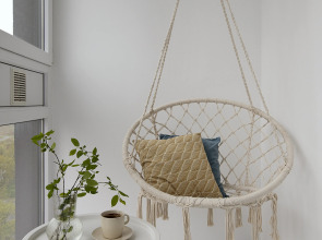 Апартаменты улучшенные в новом доме с качелей