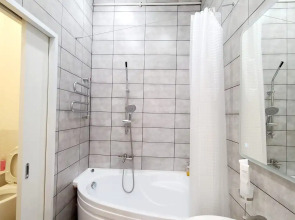 Апартаменты на Большом 13 Два Окна в Спальне