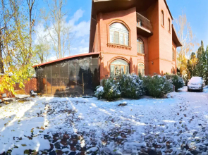 Anna s Tyoplym Basseynom Private House