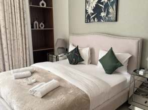 Апартаменты Сozy 1BR at Vida Residences Creek Beach