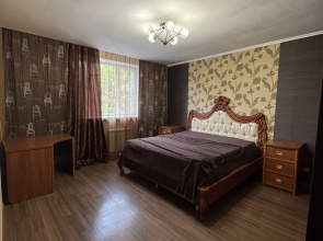 S Basseynom V Tsentre Goroda Private House