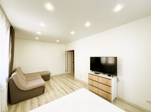 Новая большая двухкомнатная квартира на Площади Советов