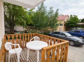 Отель Пчела