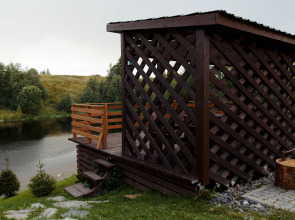 Частный дом у реки