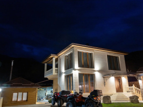 V Gorakh S Basseynom Private House
