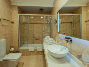 Отель Dilimah Premium Luxury