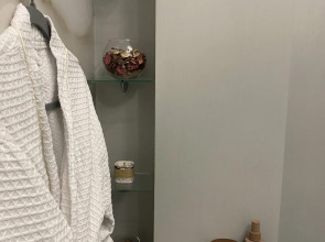 Апартаменты в современном стиле с камином