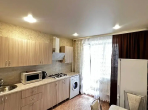 Uyutnaya Odnokomnatnaya Kvartira v Udobnom Meste Goroda Flat