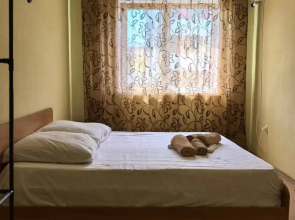 Trekhkomnatnaya U Morya Flat