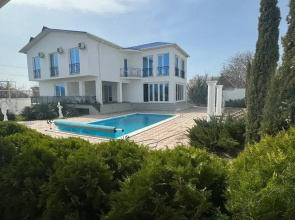 S Basseynom V 10 Minutakh Plyazh Orlovka Private House