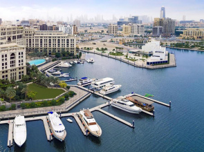 Отель Grand Kingsgate Waterfront By Millennium