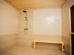 Частный дом у реки