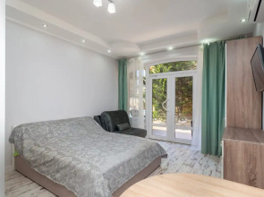 U Morya S Basseinom V ZhK Solnechnyij 15 Apartments